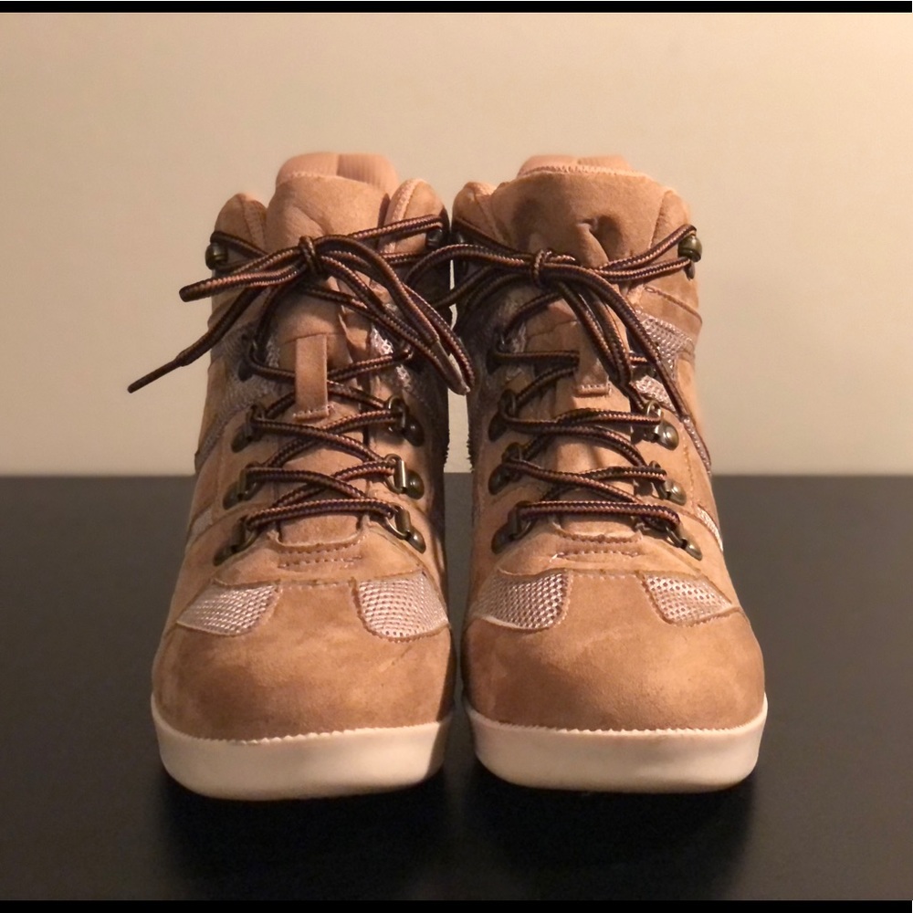 Shoe Dazzle Norma Tan High Top Boot Shoes With Laces Size 10, Good Condition